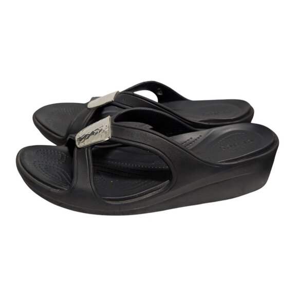 CROCS Sanrah Women’s 10 Silver Hammered Medallion Black Wedge Sandals - Picture 1 of 6